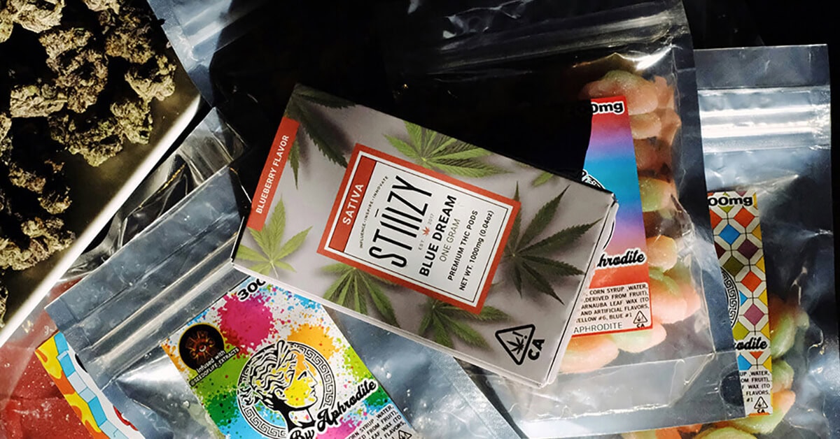 eco-friendly cannabis packaging example - Stiizy paper boxes put on a lot of mylar bags